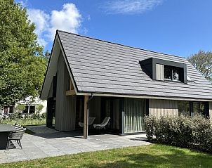 Buitenterras van Vakantiehuis Schavuit, Midsland Noord, Terschelling, met comfortabele zitplaatsen.