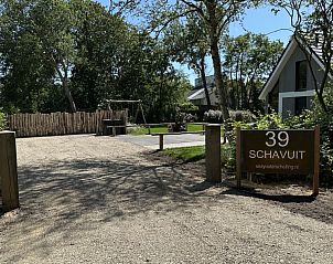 Ingang van Vakantiehuis Schavuit, Midsland Noord, Terschelling, met charmante toegangspoort.