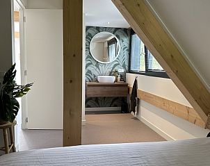 Stijlvolle badkamer in Vakantiehuis Schavuit, Midsland Noord, Terschelling, met moderne wastafel.