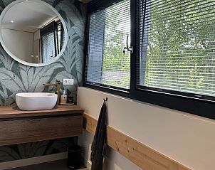 Badkamermeubel in Vakantiehuis Schavuit, Midsland Noord, Terschelling, met elegante spiegel en wastafel.