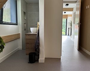 Smaakvolle inrichting in Vakantiehuis Schavuit, Midsland Noord, Terschelling, met houten details.