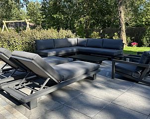 Buitenruimte van Vakantiehuis Schavuit, Midsland Noord, Terschelling, met comfortabele tuinmeubelen.