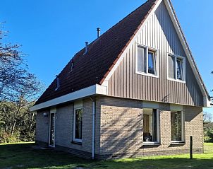 De Grutto vakantiehuis in Midsland Noord, Terschelling, omringd door groen.