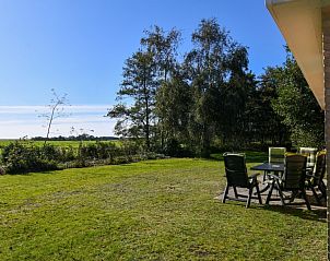 Ruim terras bij De Grutto vakantiehuis in Midsland Noord, Terschelling.