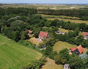 Luchtfoto van De Grutto vakantiehuis in Midsland Noord, Terschelling, met omliggende natuur.