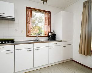 Interieur van De Grutto vakantiehuis in Midsland Noord, Terschelling, met eethoek.