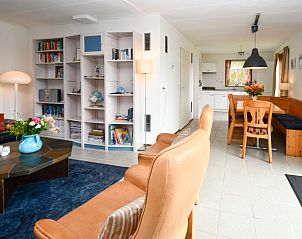 Ruime zithoek in De Grutto vakantiehuis in Midsland Noord, Terschelling.