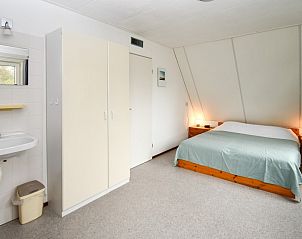 Badkamer met douche in De Grutto vakantiehuis in Midsland Noord, Terschelling.