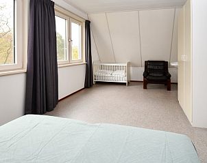 Slaapkamer met comfortabel bed in De Grutto vakantiehuis in Midsland Noord, Terschelling.