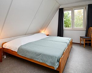 Ruime slaapkamer met kinderbed in De Grutto vakantiehuis in Midsland Noord, Terschelling.