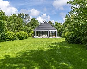Noordhoek vakantiehuis in Midsland Noord, Terschelling omgeven door groene natuur.