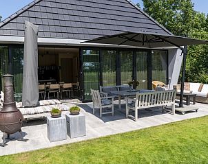 Zonnig terras bij Noordhoek vakantiehuis in Midsland Noord, Terschelling.