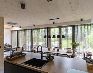 Lichte woonkamer in Noordhoek vakantiehuis, Midsland Noord, Terschelling.