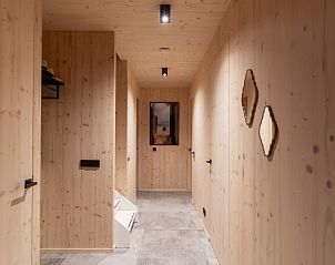 Houten gang in Noordhoek vakantiehuis, Midsland Noord, Terschelling.