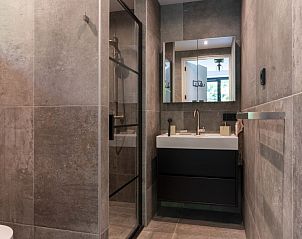 Moderne badkamer in Noordhoek vakantiehuis, Midsland Noord, Terschelling.