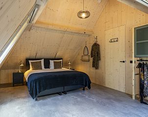 Ruime slaapkamer op zolder in Noordhoek vakantiehuis, Midsland Noord, Terschelling.