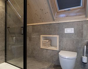 Badkamer met dakraam in Noordhoek vakantiehuis, Midsland Noord, Terschelling.