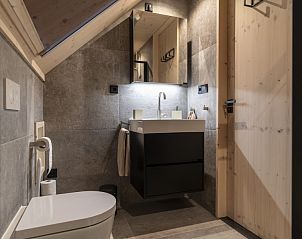 Stijlvolle badkamer in Noordhoek vakantiehuis, Midsland Noord, Terschelling.