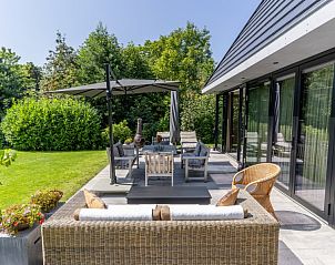 Terras met tuinmeubilair bij Noordhoek vakantiehuis, Midsland Noord, Terschelling.