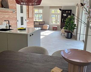 Moderne keuken in Vakantiehuis Deugniet, Midsland Noord, Terschelling, met veel lichtinval.