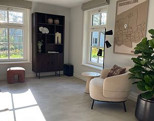 Stijlvolle zithoek in Vakantiehuis Deugniet, Midsland Noord, Terschelling, met uitzicht op tuin.