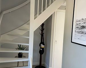 Trap en hal van Vakantiehuis Deugniet in Midsland Noord, Terschelling, met stijlvolle decoratie.