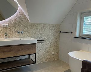 Luxe badkamer in Vakantiehuis Deugniet, Midsland Noord, Terschelling, met moderne voorzieningen.