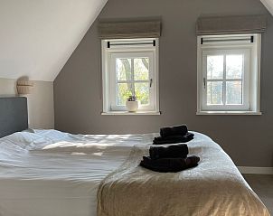 Slaapkamer met tweepersoonsbed in Vakantiehuis Deugniet, Midsland Noord, Terschelling.