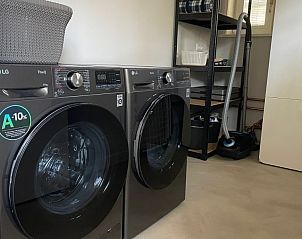 Praktische wasruimte in Vakantiehuis Deugniet, Midsland Noord, Terschelling, met moderne apparatuur.