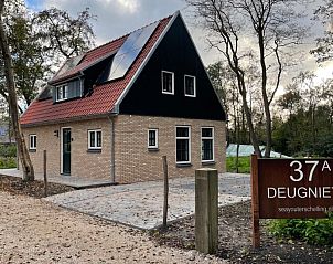 Ingang van Vakantiehuis Deugniet in Midsland Noord, Terschelling, met bord en adres.
