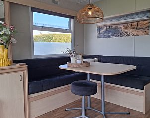 Eethoek in stacaravan Moai Fuort nabij Bos & Duin, Midsland Noord, Terschelling met stijlvolle decoratie.
