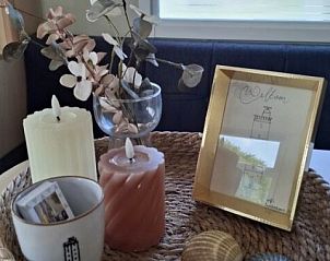 Decoratieve details in Moai Fuort stacaravan in Midsland Noord, Terschelling, met schelpen en kaarsen.