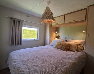 Comfortabele slaapkamer in stacaravan Moai Fuort, Midsland Noord, Terschelling met sfeervolle verlichting.