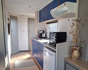Moderne keuken in Moai Fuort stacaravan, Midsland Noord, Terschelling met alle benodigde apparatuur.