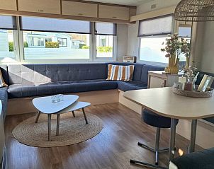 Ruime woonkamer in Moai Fuort stacaravan, Midsland Noord, Terschelling met veel natuurlijk licht.