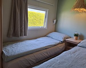 Tweede slaapkamer met twee bedden in Moai Fuort stacaravan, Midsland Noord, Terschelling.