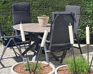 Buitenterras met zitgelegenheid bij Moai Fuort stacaravan, Midsland Noord, Terschelling.