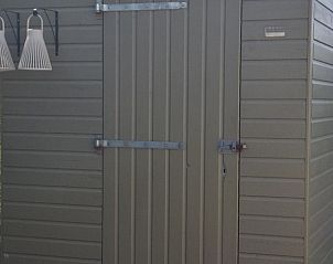 Tuinberging bij Moai Fuort stacaravan, Midsland Noord, Terschelling voor extra opslagruimte.