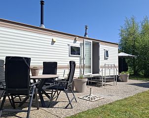 Zonnig terras bij Moai Fuort stacaravan, Midsland Noord, Terschelling met comfortabele zitplaatsen.