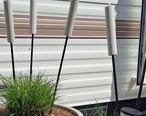 Stijlvolle buitenverlichting bij Moai Fuort stacaravan, Midsland Noord, Terschelling in de avond.