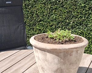 Verlichte tuinberging bij Moai Fuort stacaravan, Midsland Noord, Terschelling in de avond.
