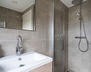 Stylish shower in De Dijkwachter, vacation home in Ballum, Ameland, with modern fixtures.