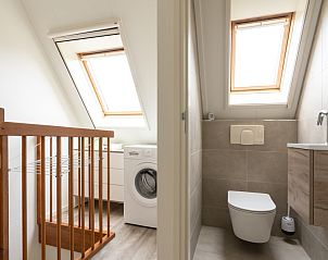 Convenient laundry room in De Dijkwachter, Ballum, Ameland, with washing machine and lots of light.