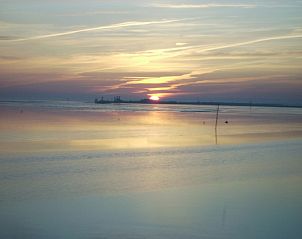 Adembenemende zonsondergang nabij elsbeth.op-ameland vakantiehuis in Ballum, Ameland met uitzicht op de Waddenzee.