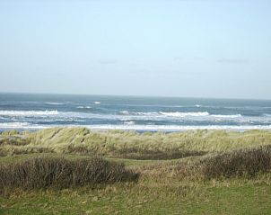 Uitzicht op de uitgestrekte duinen en zee bij elsbeth.op-ameland vakantiehuis in Ballum, Ameland, ideaal voor natuurliefhebbers.