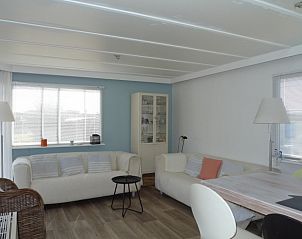 Ruime woonkamer in Eilandgeluk chalet, Ballum, Ameland met comfortabele banken en veel lichtinval.