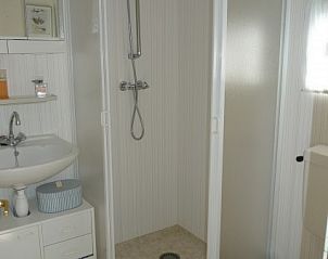 Moderne badkamer in Eilandgeluk chalet, Ballum, Ameland met douchecabine en wastafel.