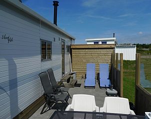 Eilandgeluk chalet, Ballum, Ameland met privterras en ligstoelen op de Waddeneilanden.