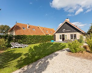 Chill op Ameland vakantiehuis Ballum met ruime tuin en ligstoelen.