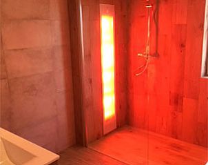 Moderne badkamer in Chill op Ameland vakantiehuis in Ballum.